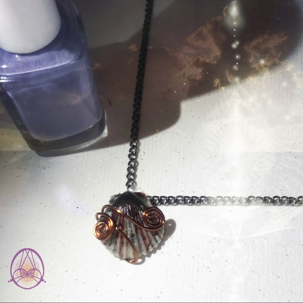 Black and Red Scallop Shell Necklace